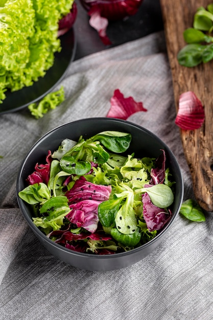 Disposizione dell'insalata di vista superiore sul panno bianco