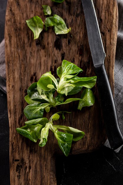 Disposizione dell'insalata sulla tavola di legno