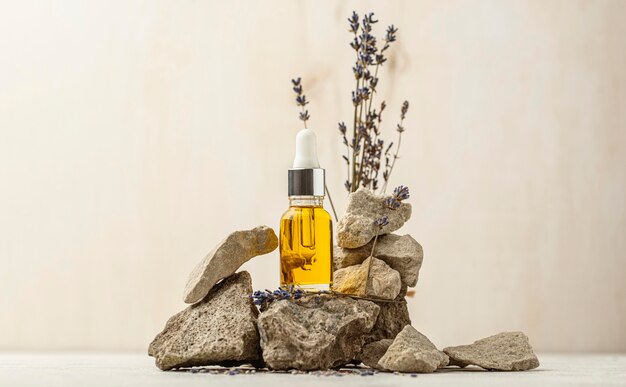 Disposizione della bottiglia della lavanda e dell'olio