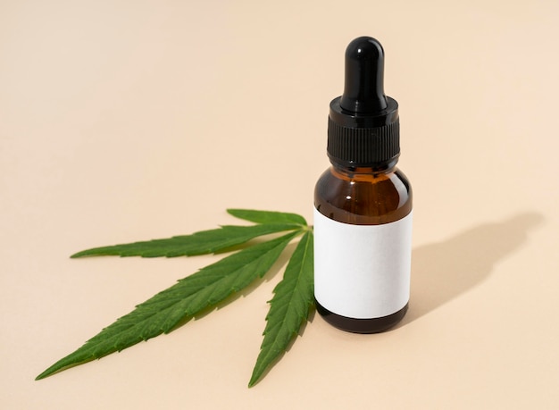 Disposizione della bottiglia di olio di cannabis