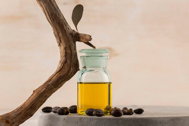 Disposizione della bottiglia di olio di jojoba