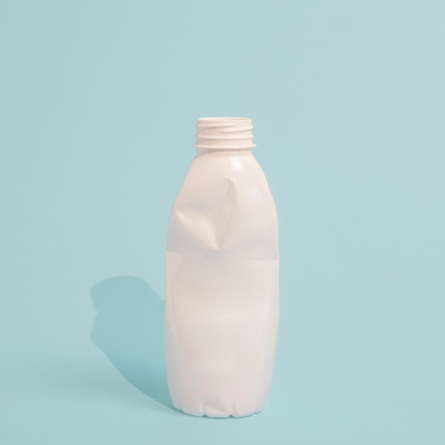 Disposizione della bottiglia di plastica non ecologica