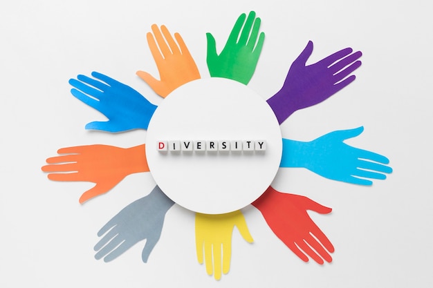 Disposizione della diversità piatta con mani di carta colorata diversa