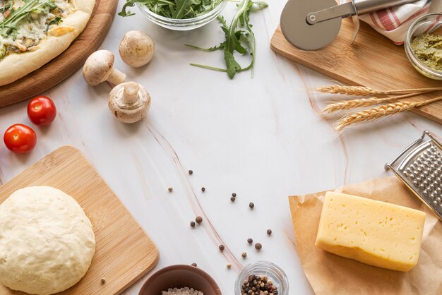 Disposizione della gustosa pasta per pizza