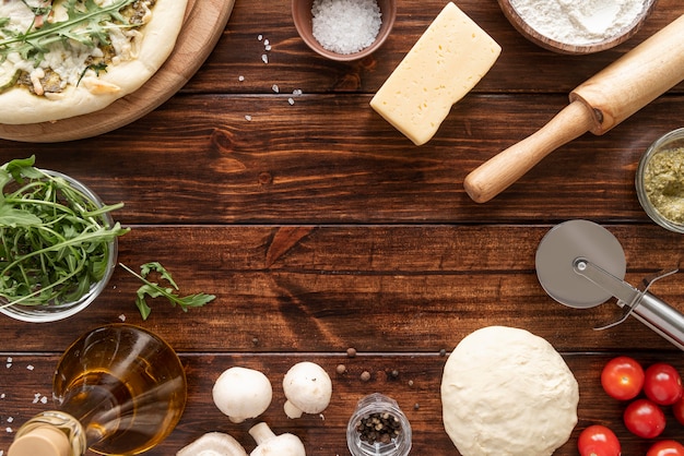 Disposizione della gustosa pasta per pizza