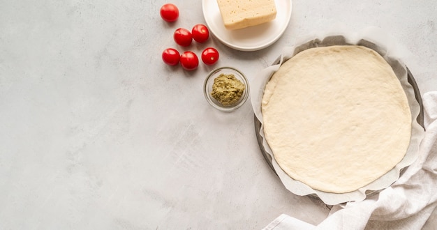 Disposizione della gustosa pasta per pizza