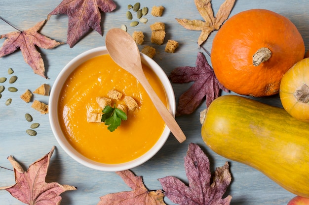 Disposizione della zuppa crema di zucca vista dall'alto