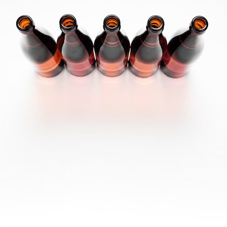 Foto gratuito disposizione delle bottiglie di birra con spazio di copia