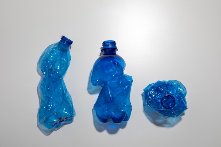 Foto gratuito disposizione delle bottiglie di plastica blu vista dall'alto
