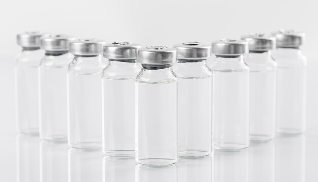 Disposizione delle bottiglie di vaccino preventivo contro il coronavirus