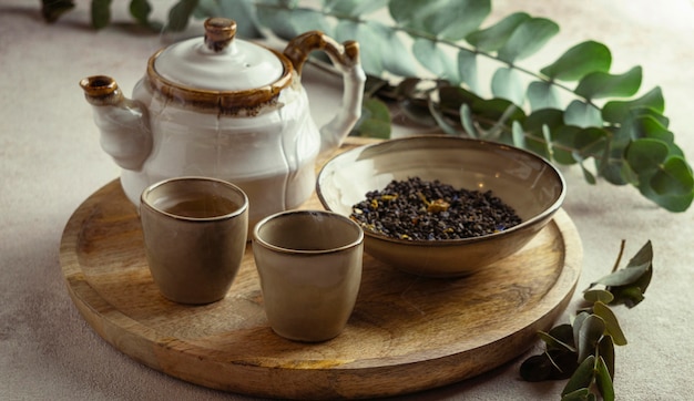 Disposizione delle erbe e del tè caldo delizioso