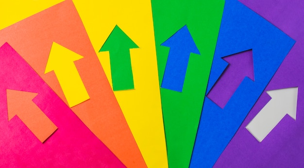 Disposizione delle frecce di carta artigianale nei colori LGBT