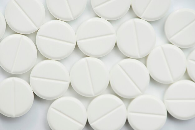 Disposizione delle pillole bianche piatte