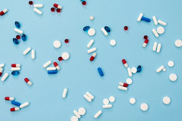 Disposizione delle pillole su fondo blu