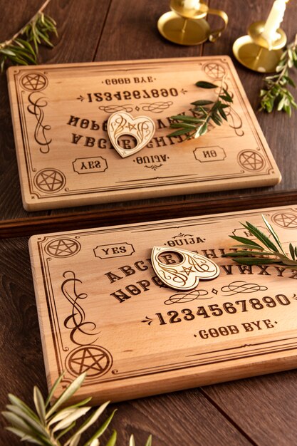 Disposizione delle tavole ouija ad alto angolo