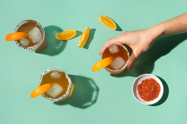 Disposizione di bevande speziate micheladada