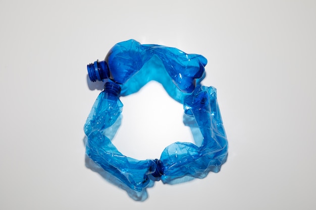 Disposizione di bottiglie di plastica blu piatte