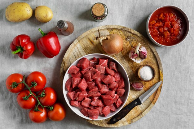 Disposizione di carne e verdure crude vista dall'alto