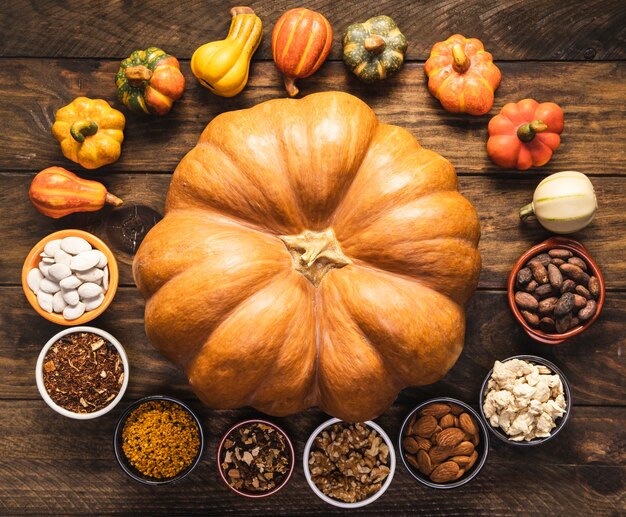 Disposizione di cibo circolare vista dall&#39;alto con grande zucca