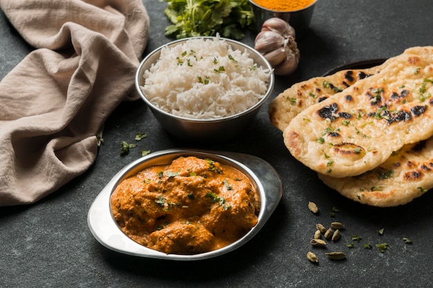 Disposizione di cibo indiano ad alto angolo