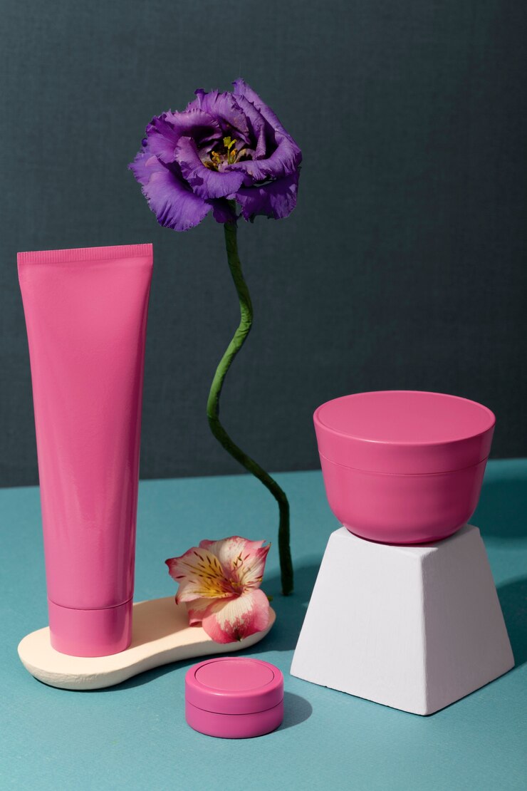 Foto gratuito disposizione di contenitori cosmetici rosa