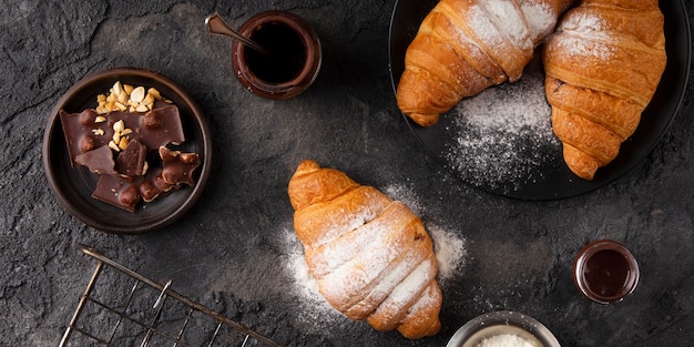 Disposizione di croissant dolci piatti