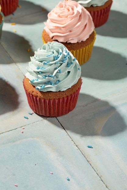 Disposizione di cupcakes deliziosi ad alto angolo