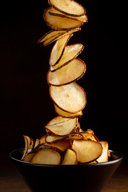 Disposizione di deliziose chips di manioca