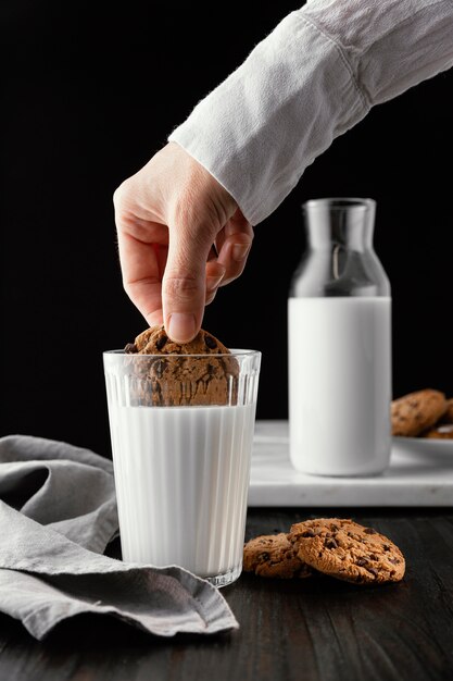 Disposizione di deliziosi biscotti al latte