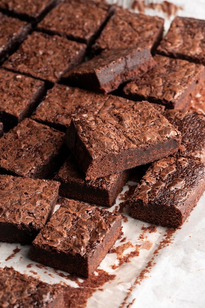 Disposizione di deliziosi brownies ad alto angolo