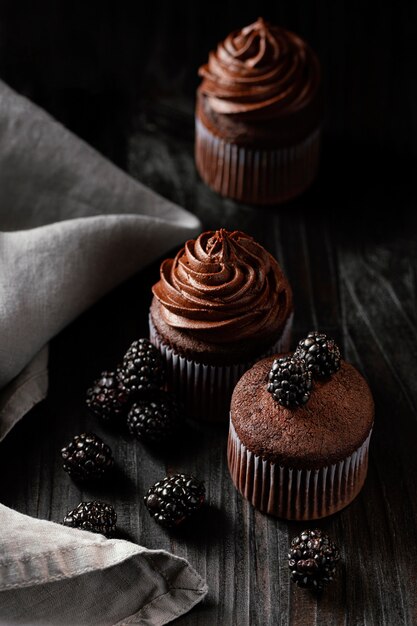 Disposizione di deliziosi dolci al cioccolato