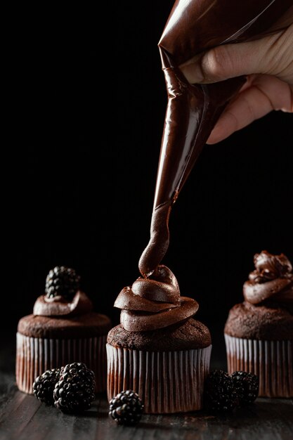 Disposizione di deliziosi dolci al cioccolato