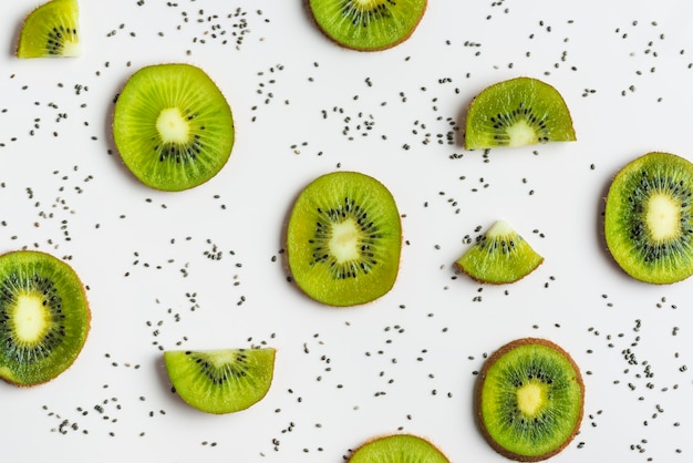 Disposizione di deliziosi kiwi freschi