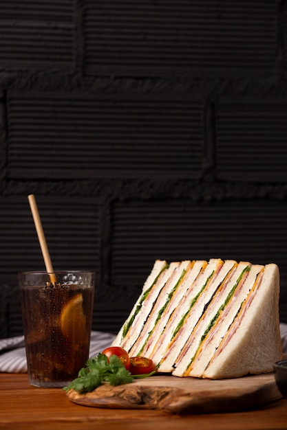 Disposizione di deliziosi panini con succo