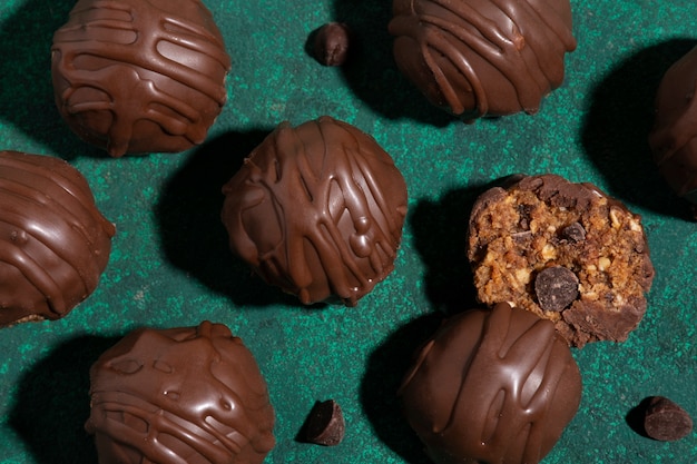 Disposizione di dessert al cioccolato deliziosa vista dall'alto