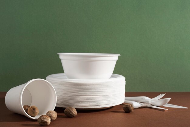 Disposizione di diverse stoviglie usa e getta o ecologiche