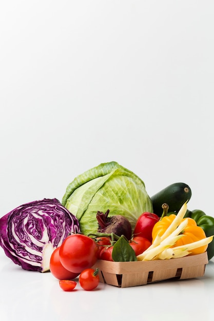 Disposizione di diverse verdure fresche con copia spazio