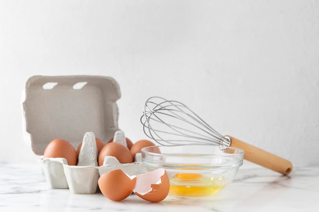 Disposizione di diversi ingredienti per una deliziosa ricetta