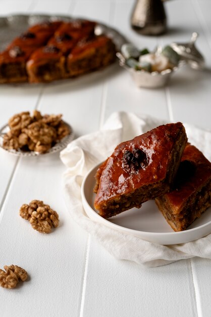 Disposizione di dolci deliziosi ad alto angolo