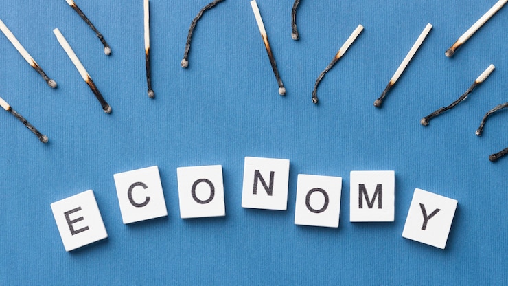 Foto gratuito disposizione di fiammiferi bruciati con la parola economia
