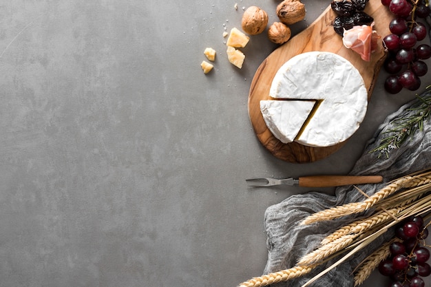 Disposizione di formaggio vista dall'alto con spazio di copia