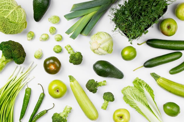 Disposizione di frutta e verdura verde piatta