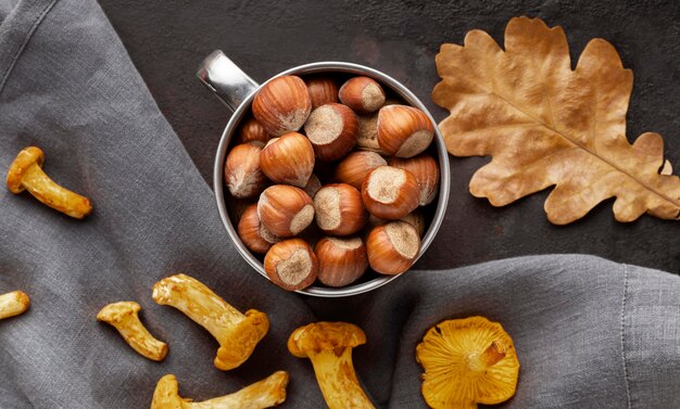 Disposizione di funghi e noci al forno