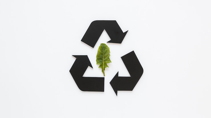 Foto gratuito disposizione di giornata mondiale dell'ambiente con il segno di riciclaggio