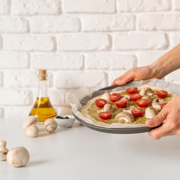 Disposizione di gustose pizze in lavorazione