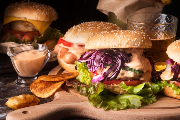 Disposizione di gustosi hamburger