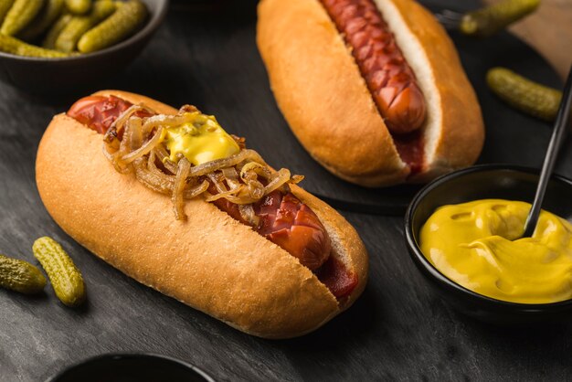 Disposizione di hot dog deliziosi ad alto angolo