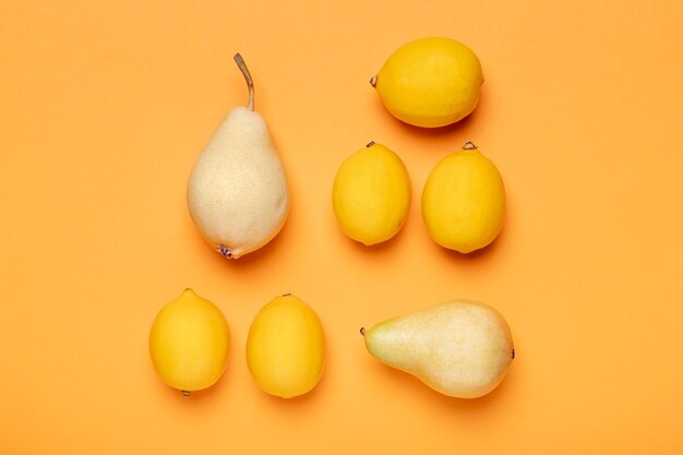 Disposizione di limoni e pere vista dall'alto