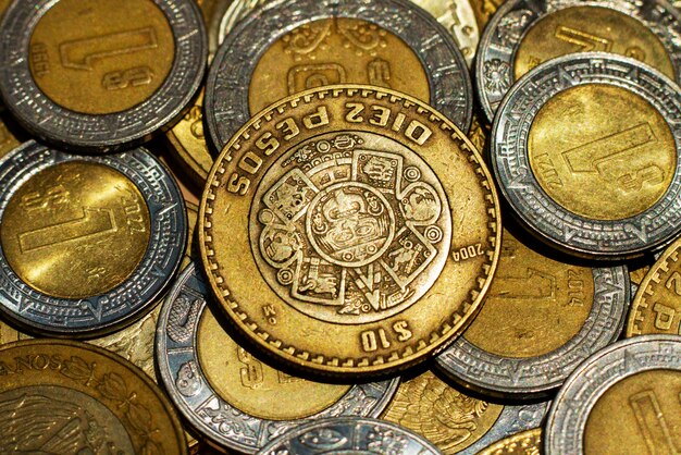 Disposizione di monete messicane ad alto angolo
