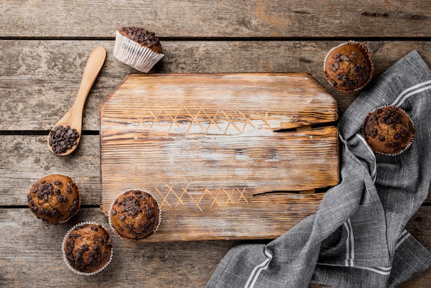 Disposizione di muffin al forno e tavola di legno